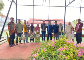Foto: Penyerahan Bantuan Sosial Kepada Keluarga WBP Secara Langsung Oleh Kepala Lapas Kelas IIA Banda Aceh, Edi Cahyono, dampingi Ka. KPLP dan Kaur Umum Pada Taman Kunjungan Lapas, Sabtu (24/05/25)