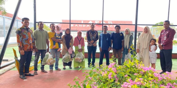 Foto: Penyerahan Bantuan Sosial Kepada Keluarga WBP Secara Langsung Oleh Kepala Lapas Kelas IIA Banda Aceh, Edi Cahyono, dampingi Ka. KPLP dan Kaur Umum Pada Taman Kunjungan Lapas, Sabtu (24/05/25)