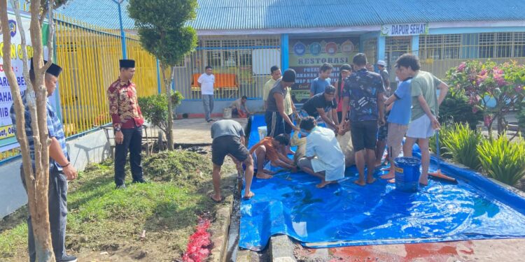 Foto:Kpr Rutan Kelas IIB Sidikalang Sidikalang Petrus Munthe Beserta Beberapa Pejabat Struktural,Saksikan Langsung Penyembelihan Hewan Qurban.