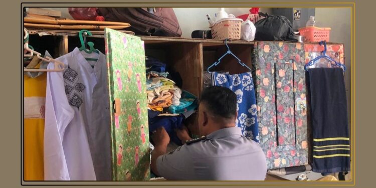 Foto: Pegawai Staf Lapas Kelas IIA Banda Aceh Lakukan Penggeledahan Di Kamar Wbp.